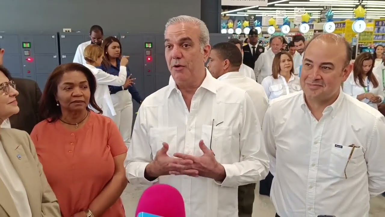 Presidente Abinader visita nueva cadena comercial inaugurada en San Juan