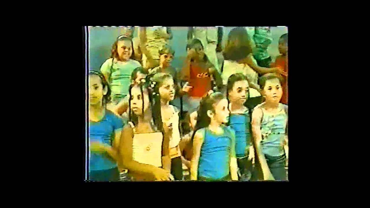 Aline Barros apresentando o AliVerão
