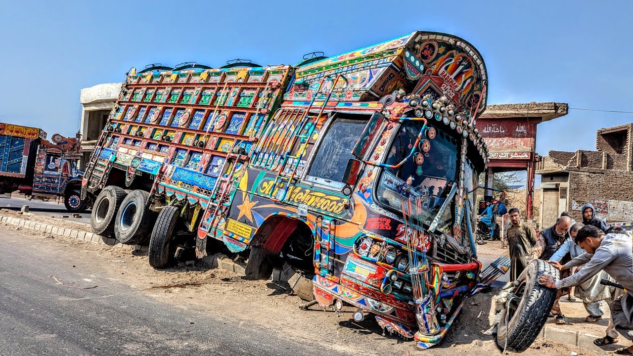 Pakistani Truck Dangerous Road Accident due to Break Failure | Truck Front Axel Destroyed