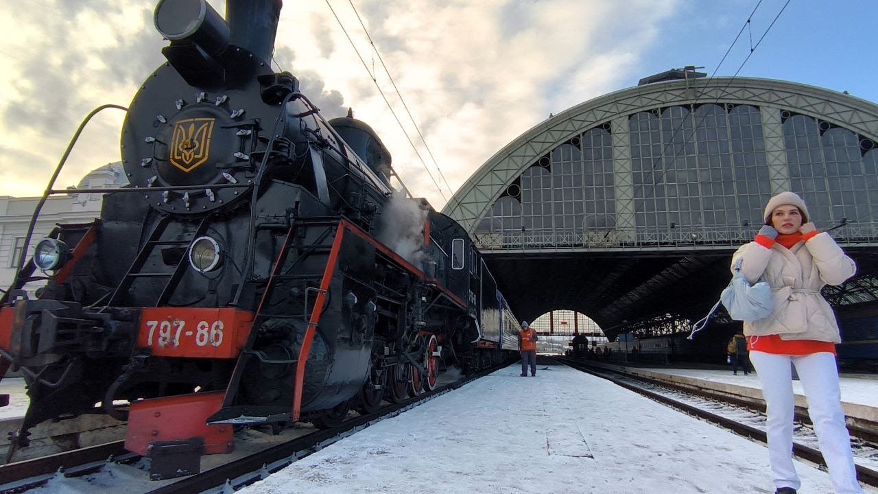 Львів 2023: Різдвяний експрес паровоз серії Ер-797-86 на головному залізничному вокзалі Лвьова