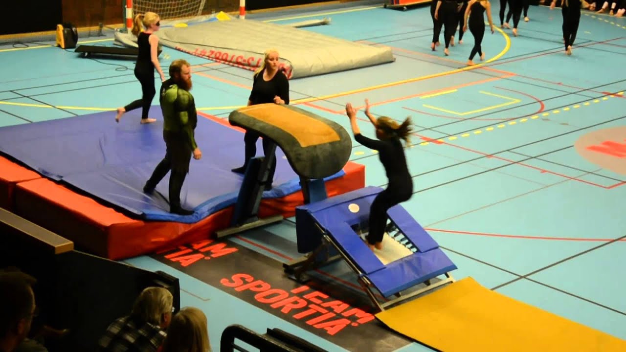Trupp äldre på trampett