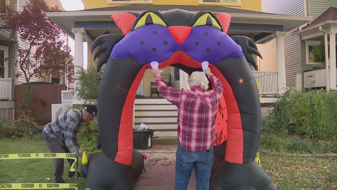 Chicago neighborhood creates Halloween 'safe space' for kids amid ICE raids