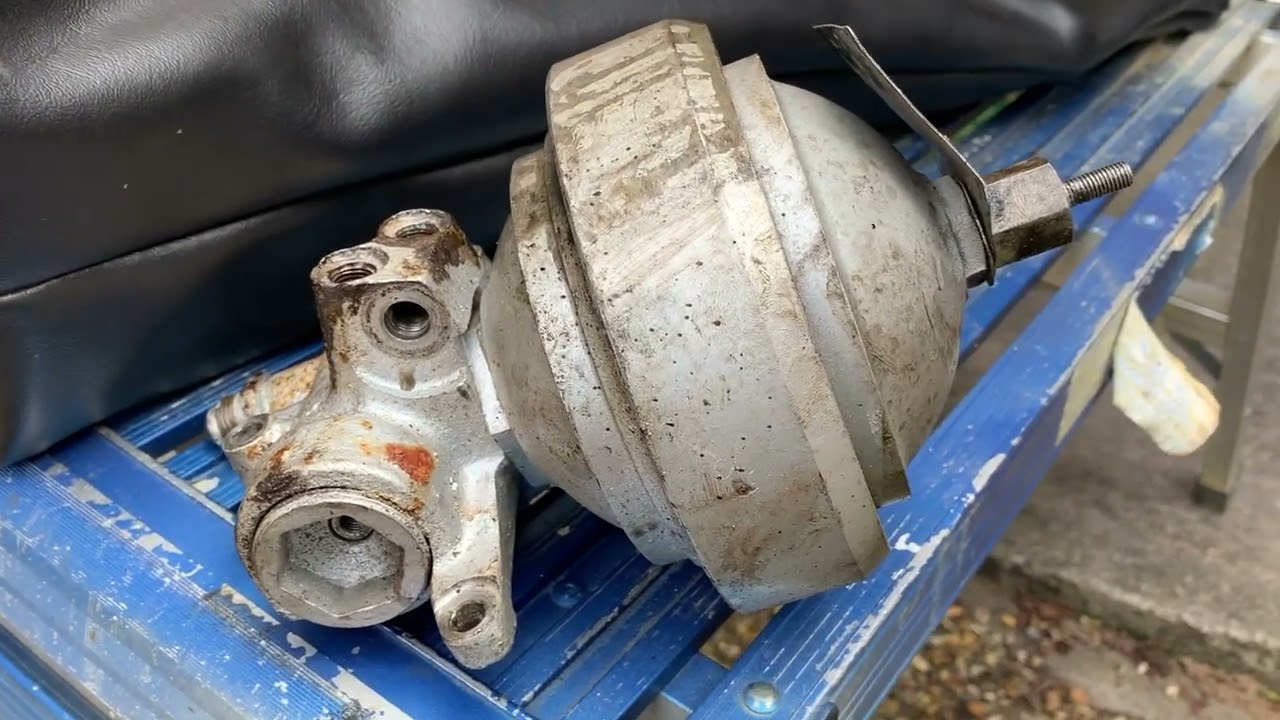 1973 Rolls-Royce Silver Shadow Brake Hydraulic Accumulator part 3