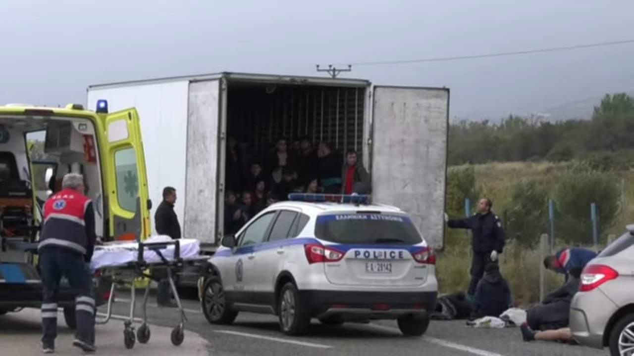 SCHLEUSER-LASTER: Dutzende Migranten in Lastwagen entdeckt