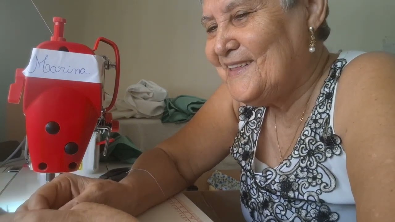 Costurando retalhos coloridos de tecido de tricoline