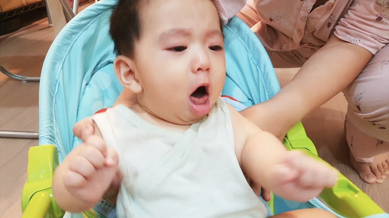 咚咚吃蘋果噎到的緊急場面，媽媽是資深幼兒園老師應對超棒(哈姆利克法)｜咚6m27d