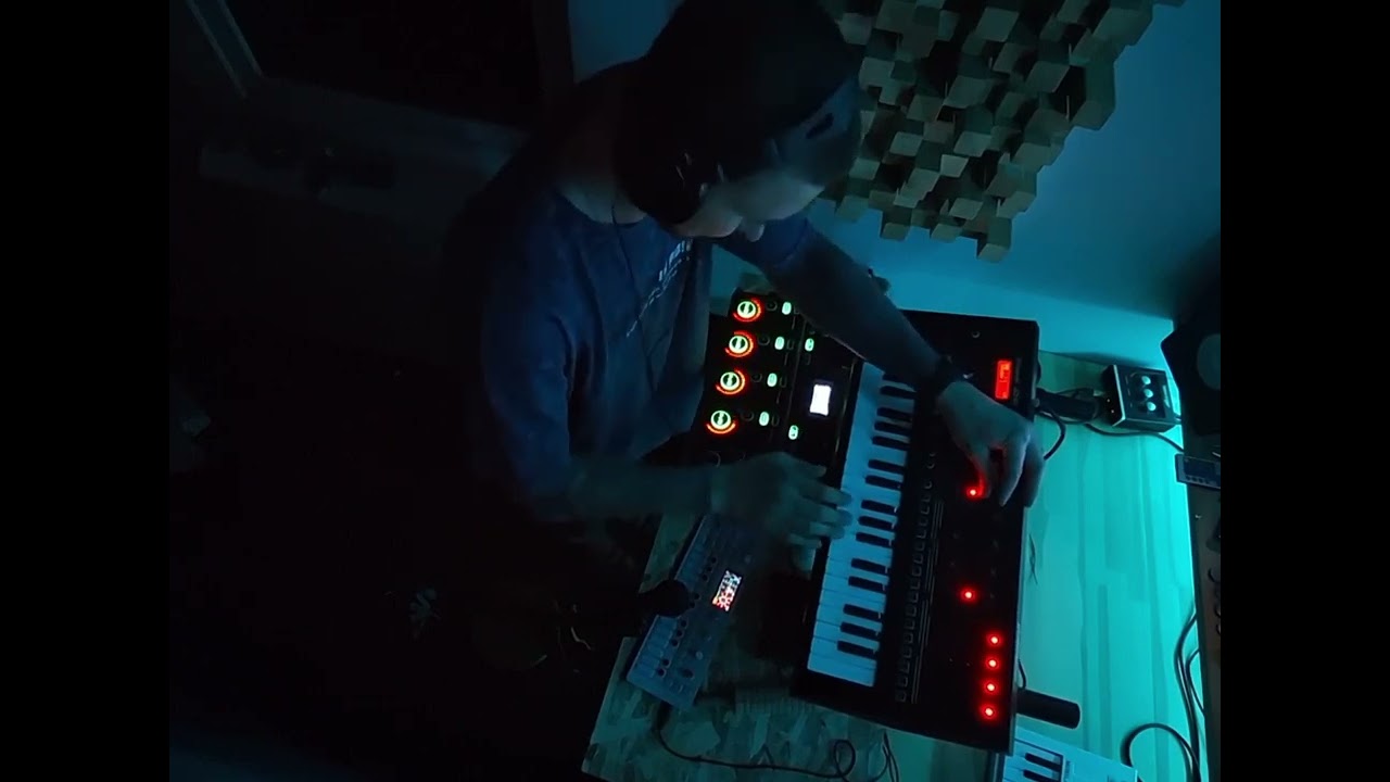 Chipishkin - Loopstation live  / Roland JD xi / Teenage engineering OP 1 / BOSS RC-505 mk2