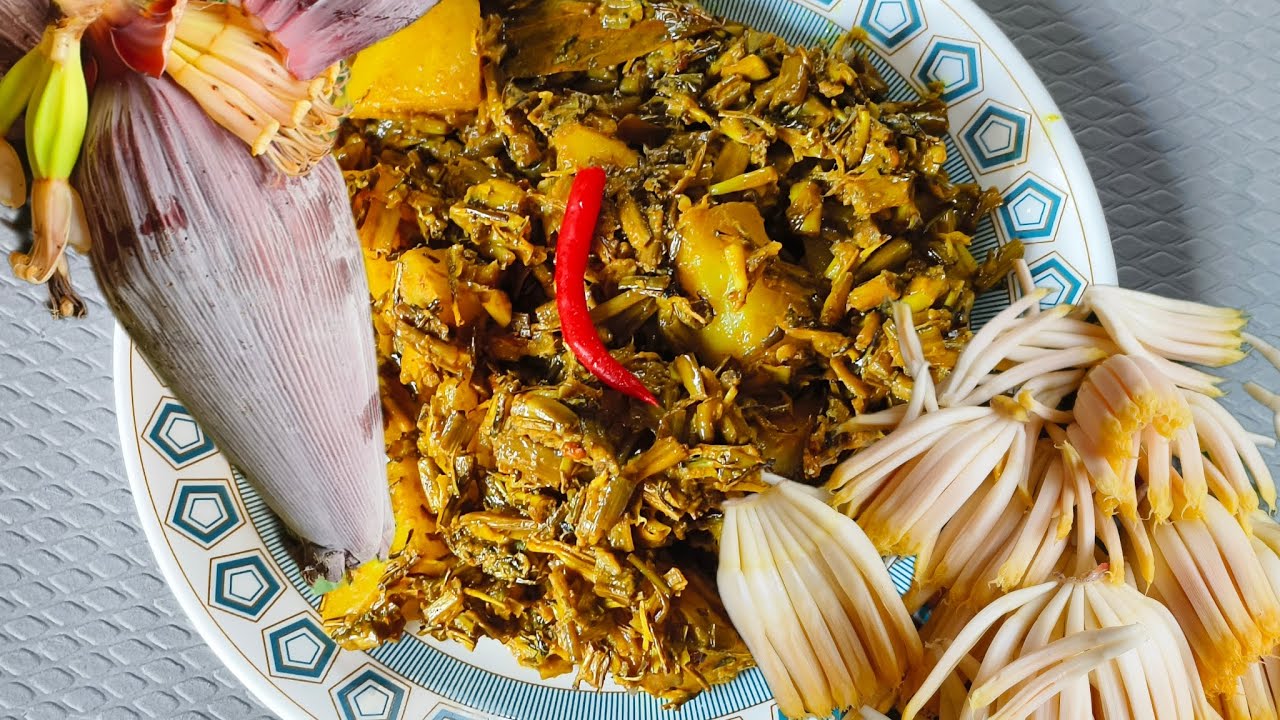 গাছের তাজা মোচা দিয়ে নিরামিষ মোচার ঘন্ট বানালাম || Niramish Mochar Ghanto Recipe 😋