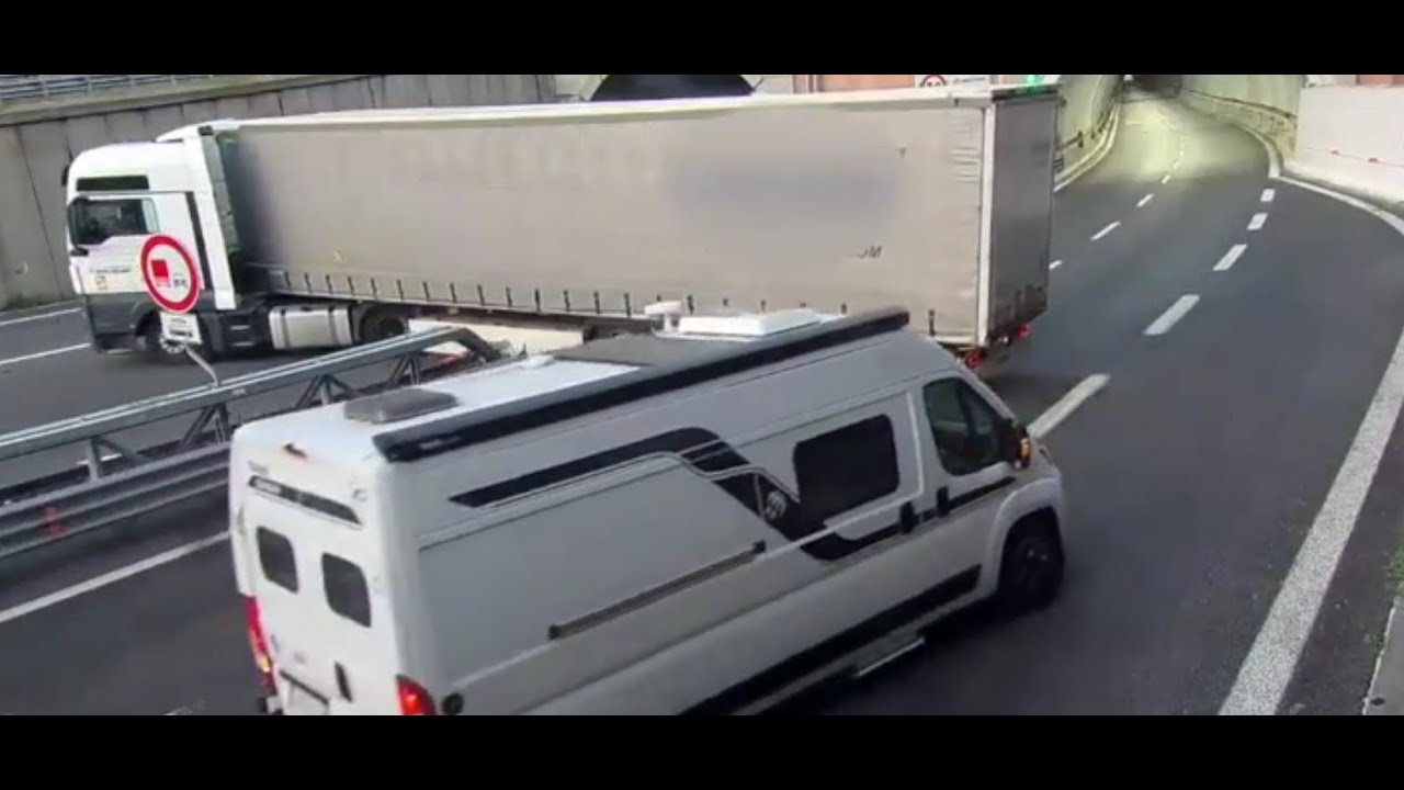 Folle inversione ad U sull'autostrada A10