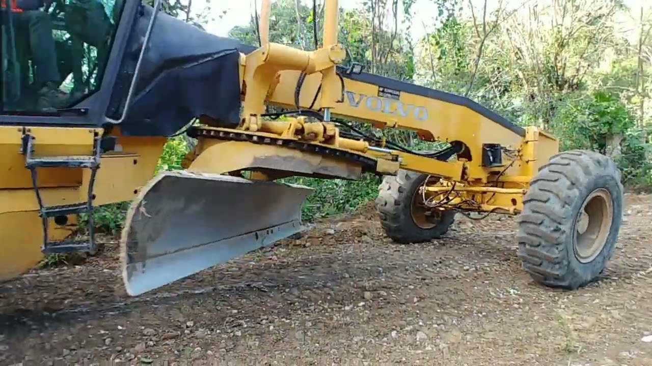 Como acondicionar caminos de montaňa con la motoniveladora