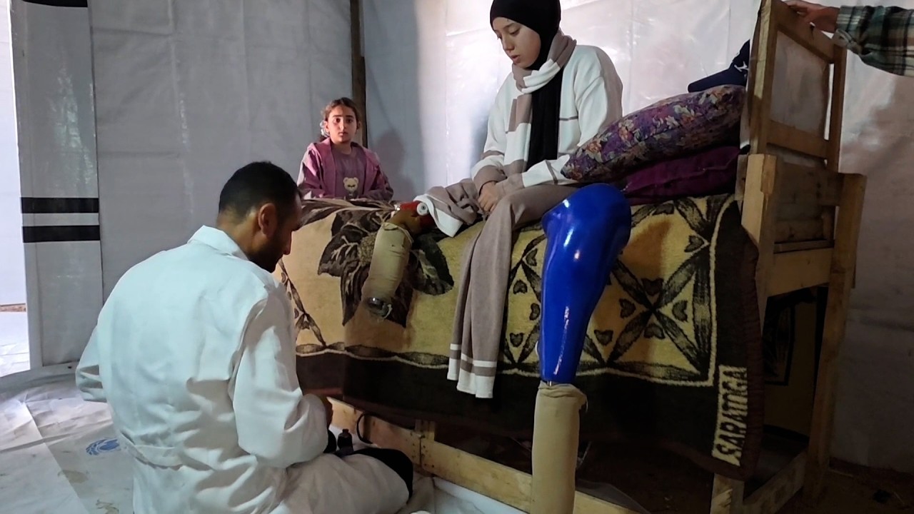 شقيقتان تلجآن لمركز تأهيل في خان يونس جنوب قطاع غزة في محاولة لاستعادة الحركة بأطراف صناعية بدائية