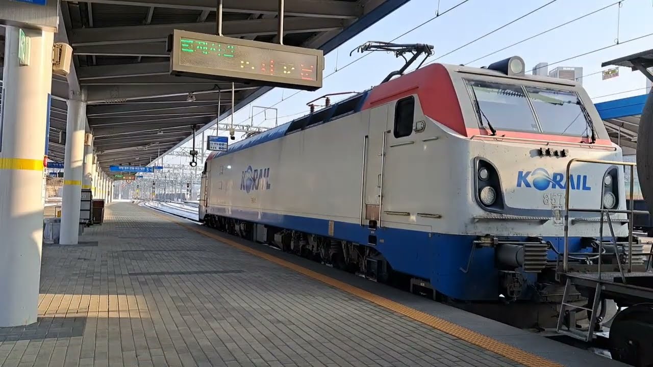 [단편 영상] 제천역을 출발하는 벌크(시멘트)화물 열차