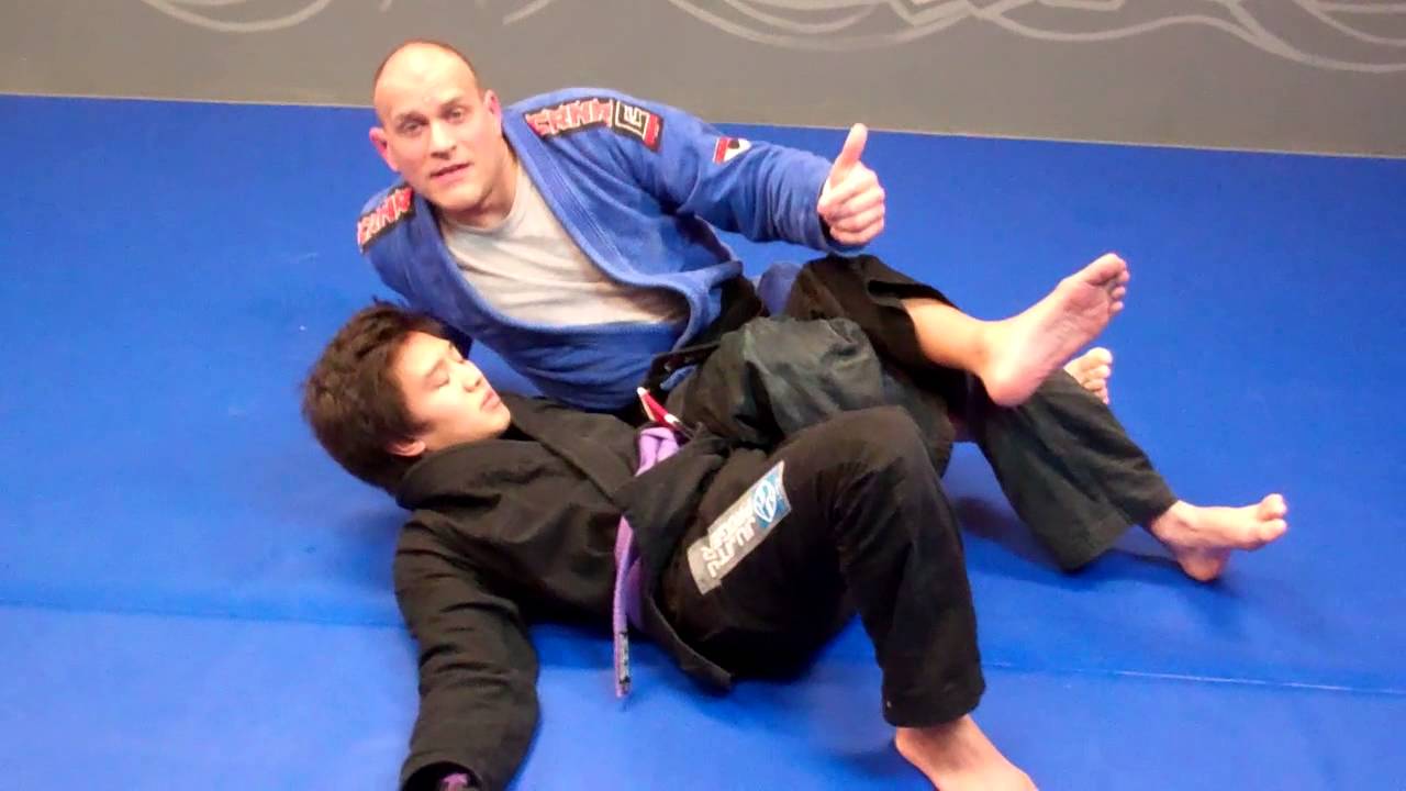 BACK STEP KNEE BAR FROM TOP HALF GUARD