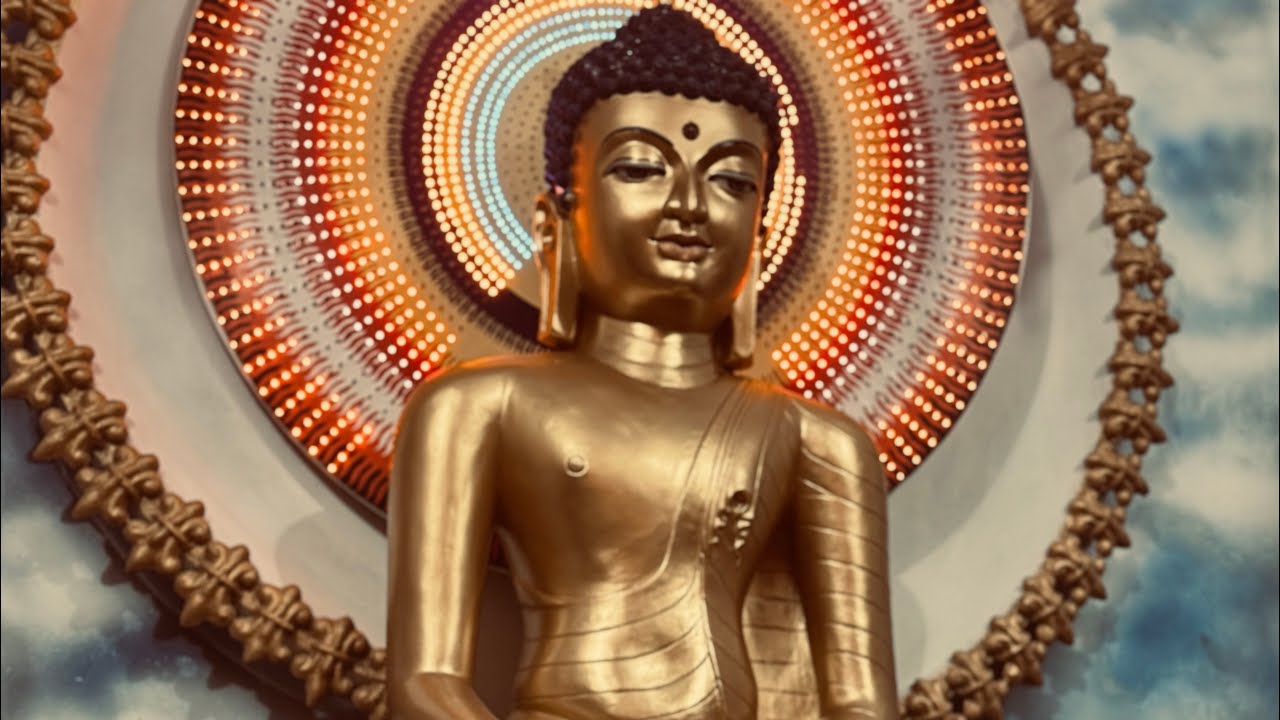 අනුරාධපුර රුවන්මැලි සෑ රජුන් අභියස මහත් බැතිමතින් යුතුව මෙසේ කිරිපිඩු පූජා කල වගයි