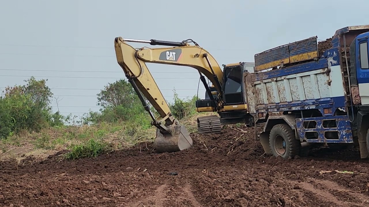  CAT 320B Excavator Loading Trucks | excavator earthmoving  construction site #Day115