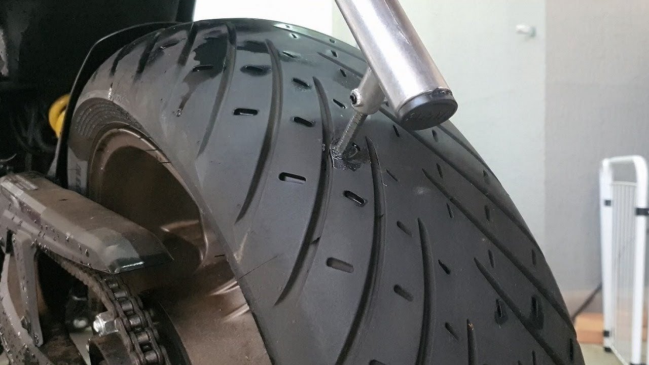 É POR ISSO QUE É BOM TER ESSE NEGÓCIO EM CASA | COLOCANDO MACARRÃO EM PNEU DE MOTO GRANDE