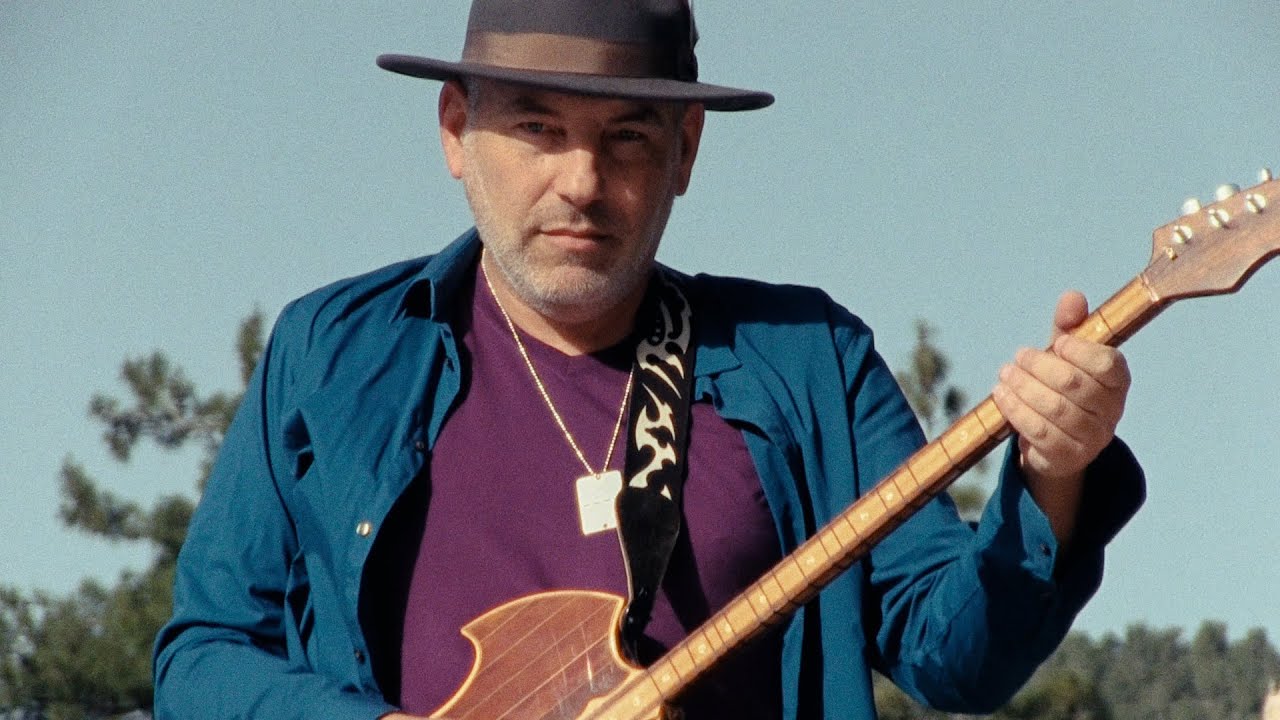 The Electric Saz: A Modern Twist on Turkish Tradition