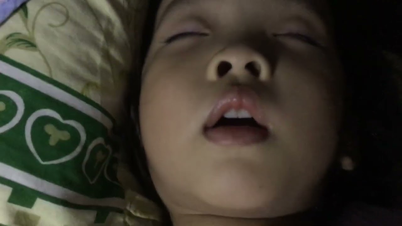 baby sister sleeping and snoring.this is her first time snor🤣