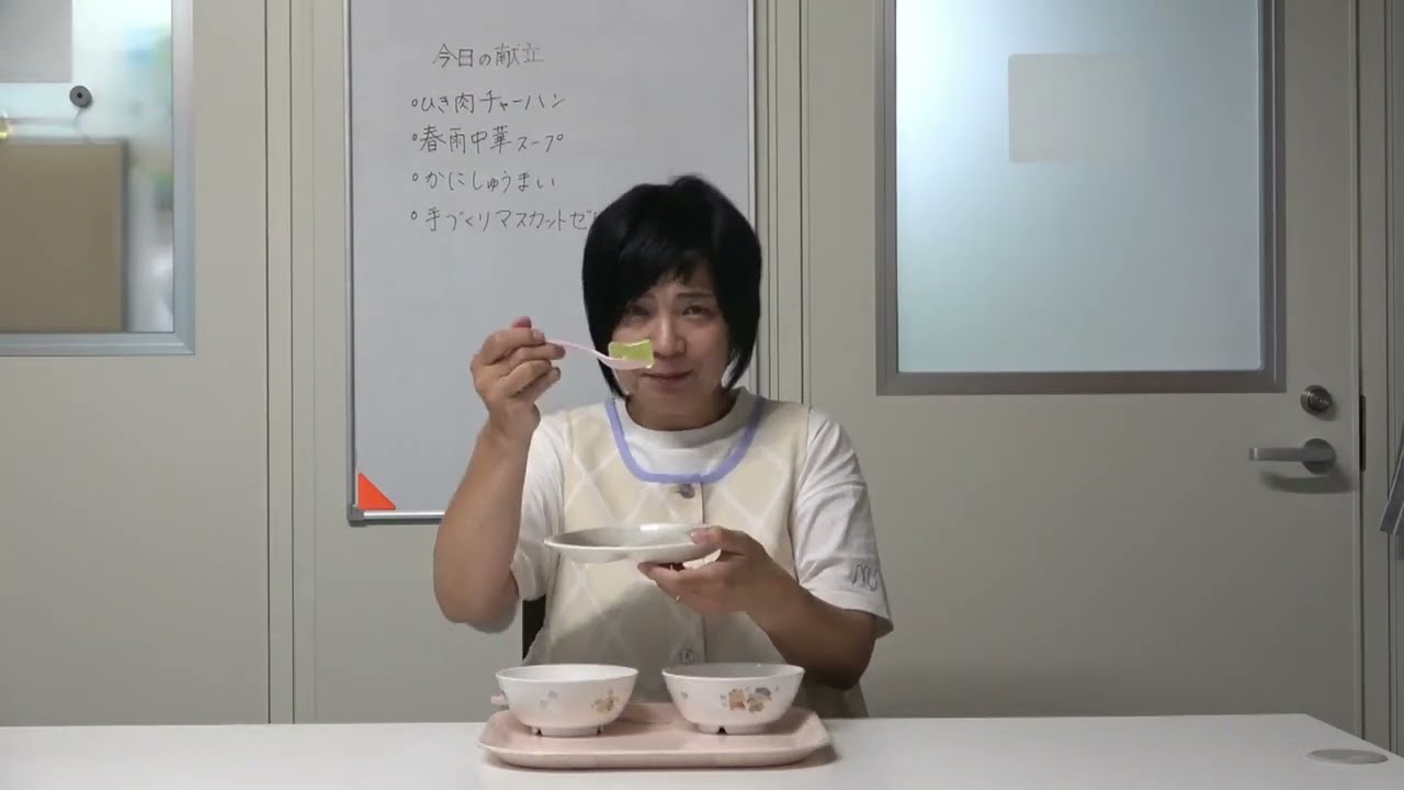 ともべ幼稚園　今日の給食「ひき肉チャーハン」を食べる