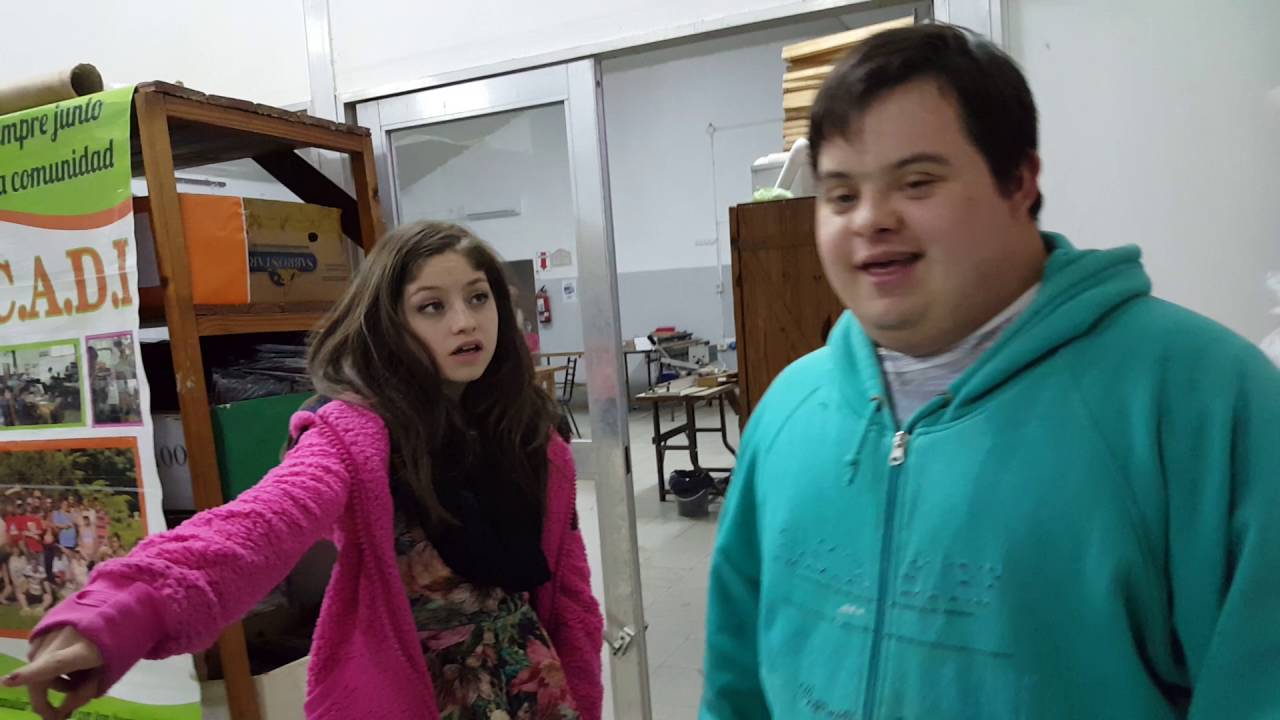 Doni enseña a Karol Sevilla sus tareas en el CADI