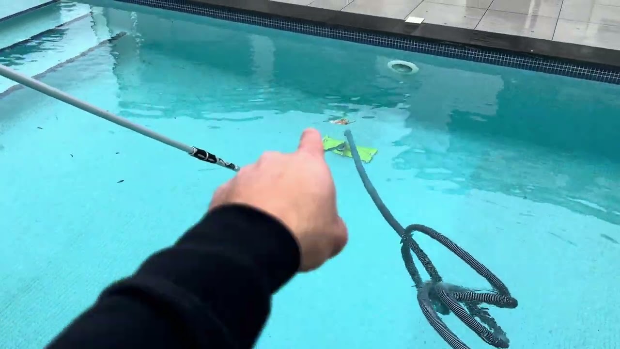 Le balai piscine à l’efficacité REDOUTABLE !