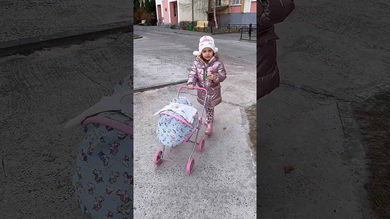 Кудряшки на прогулке #ляля #гуляет #коляска #бэби