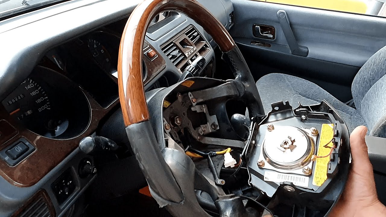застрял звуковой сигнал, гудит ключ MITSUBISHI montero