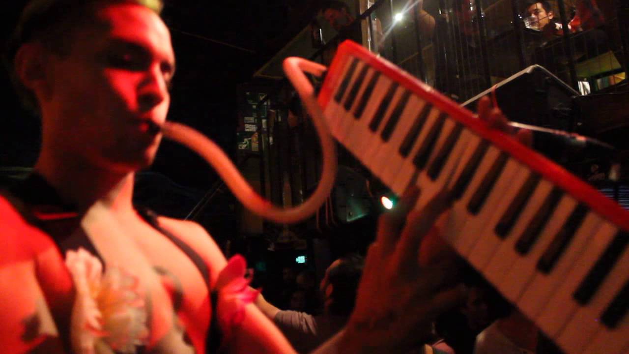 Ni&ntilde;a Carolo A la huelga - Tik Tak