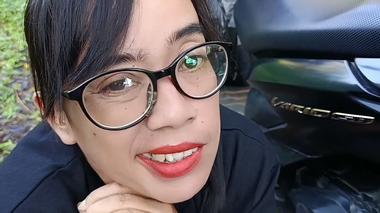 Mau berangkat ke pasar Nenes malah pipis dulu di dekat pohon besar