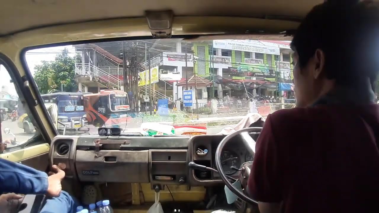 Truk Umplung vs Bus di Jalan Raya Tegalsari Batang, Klakson “Tit” Bikin Panas!