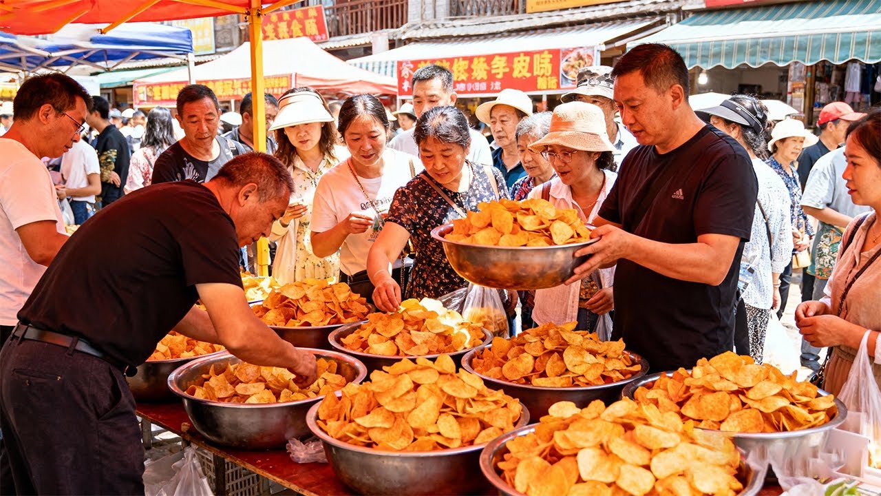 中国云南火车轨道上的热闹大集市，傣族风味美食，现场制作的土豆片，玉米三角糕，脆皮烤五花肉，昆明官渡粑粑，豆面汤圆，炭火烤饵块，木姜子鸡翅尖，油炸五花肉片，云南八宝饭，油炸蚂蚱，薄荷羊肉米线，莲藕丸子