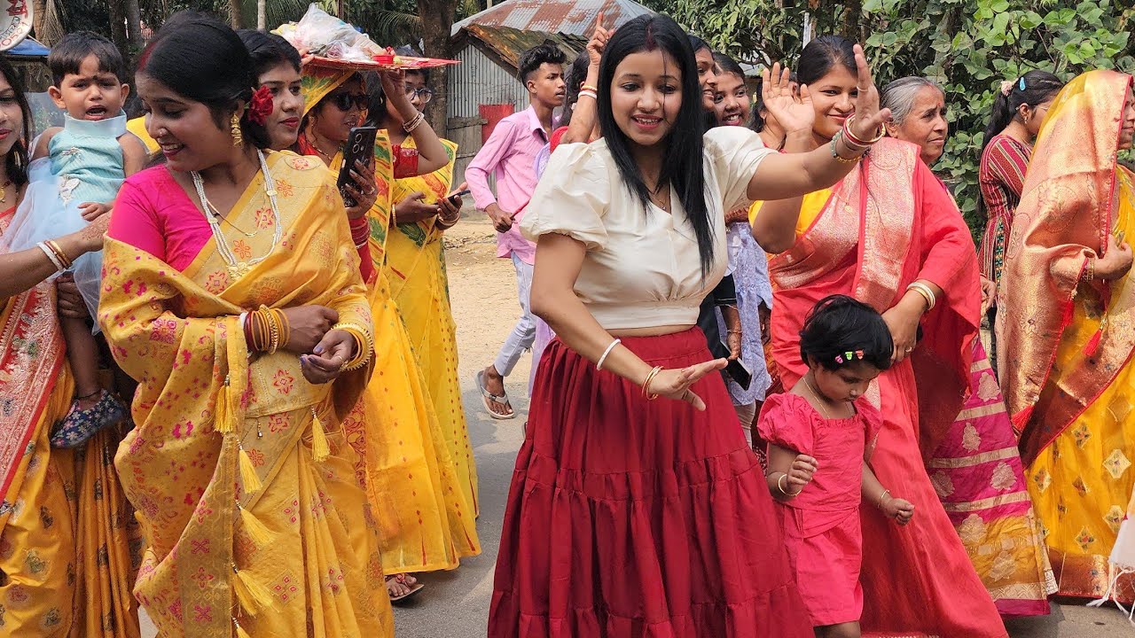 বিয়ে বাড়ি এত সেজেগুজে কি অসুবিধায় পড়ে গেলাম...