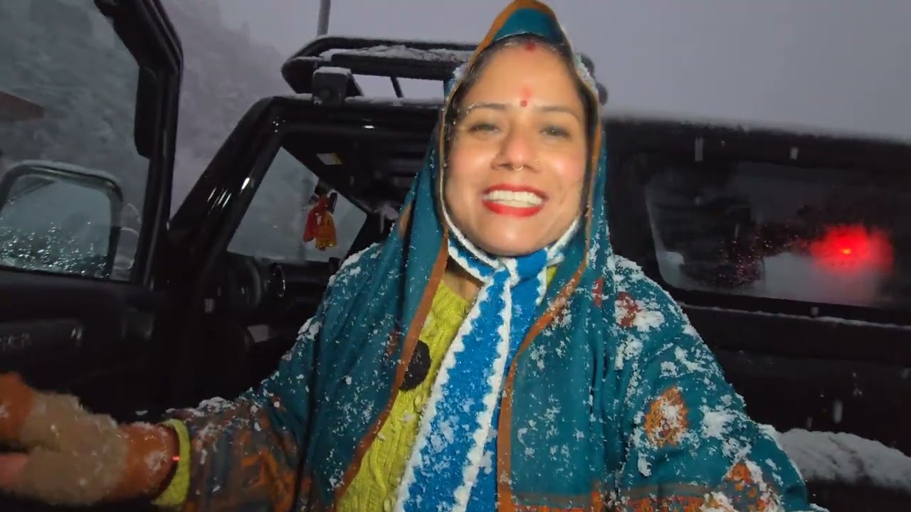 लगातार बर्फबारी के साथ हमारे गाँव का माहौल || Pahadi Lifestyle Vlog || Snowfall In Triyuginarayan ||