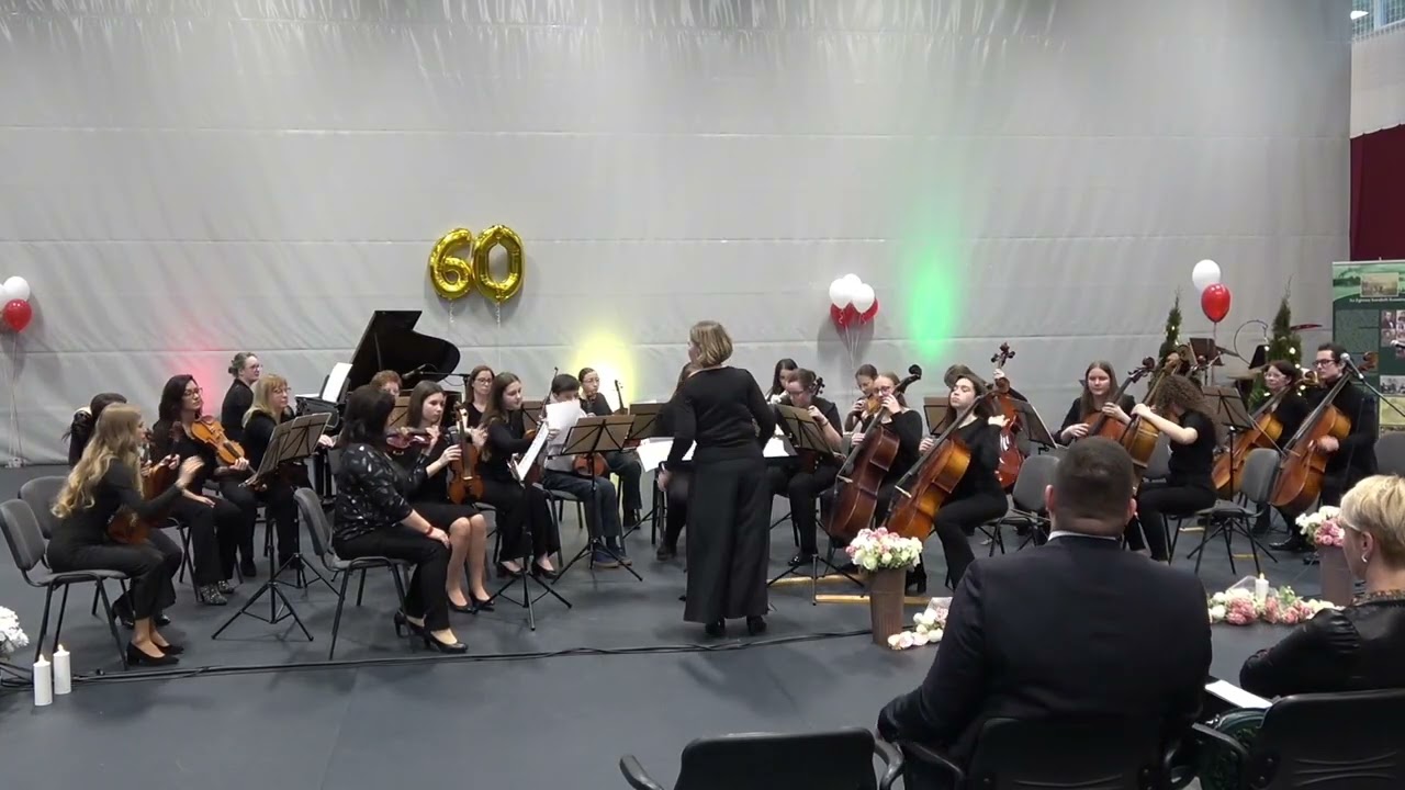 60 éves a Komáromi Egressy Béni zeneiskola - a vonószenekart vezényeli - Laskay Zsoltné - Erzsike