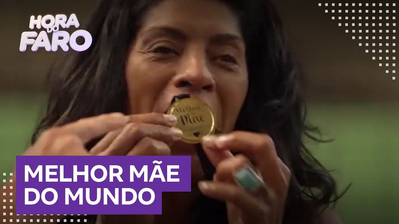 Márcia Fu compartilha sua história de superação e recebe medalha de 'Melhor Mãe do Mundo' do filho