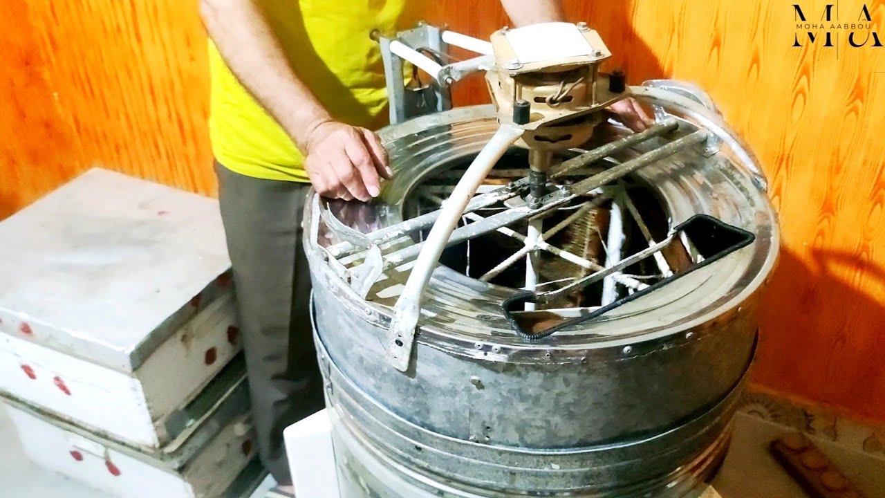 فرز العسل بالآلة التي قمت بصناعاتها (الجزء الاول)