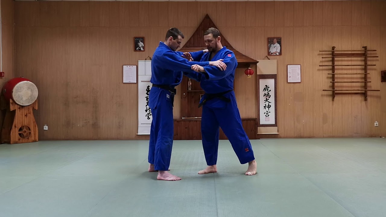 Tai otoshi: постановка ног и корпуса
