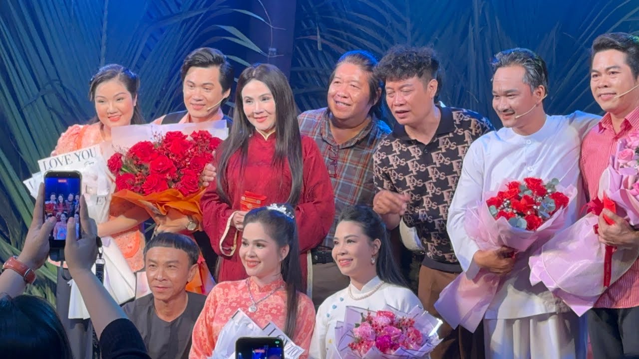 NSND Thanh Ngân Nhận Lì Xì Khán Giả Sau Đêm Diễn GIẤC MỘNG ĐÊM XUÂN
