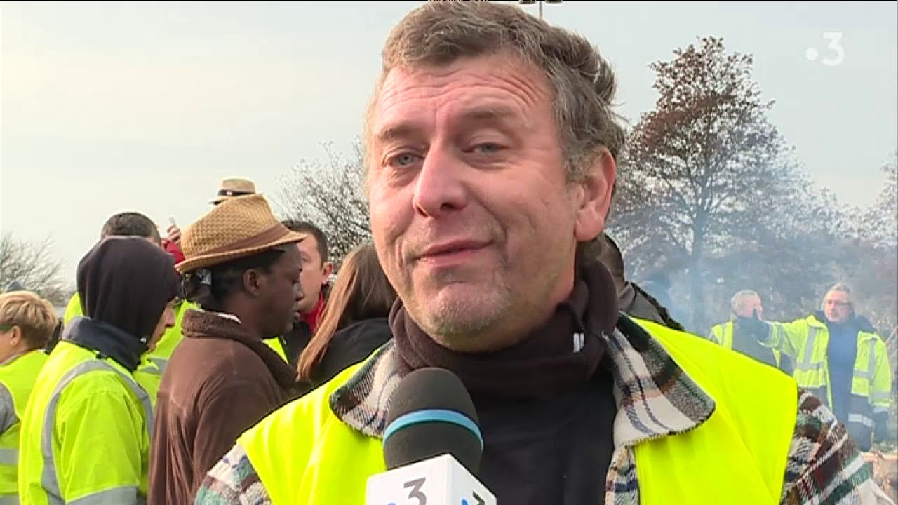 Au rond point des vaches à coté de Rouen, les gilets jaunes sont déçus par E. Macron
