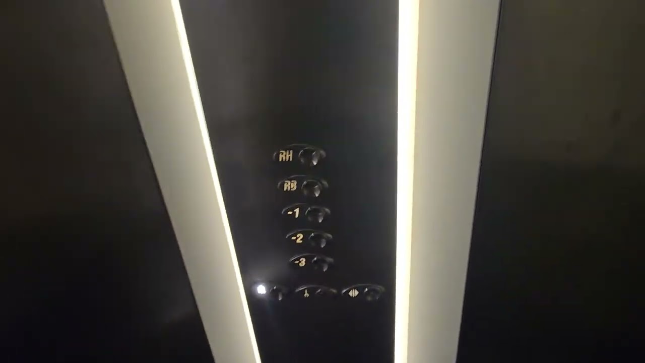 2008 Otis Gen2 Elevator @ Centre Commercial Nayan in Lorient