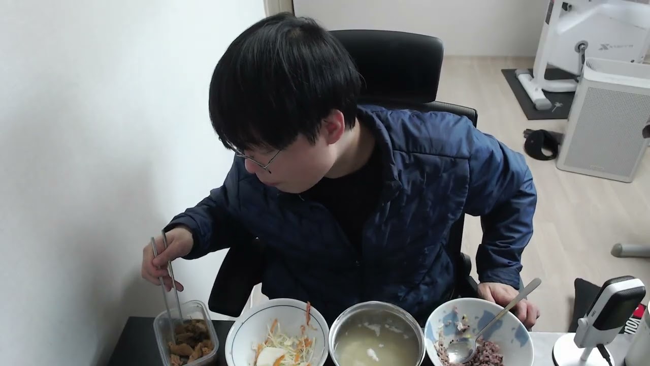3월 10일 화요일 점심 밥, 계란국, 낫또, 샐러드, 김치찜