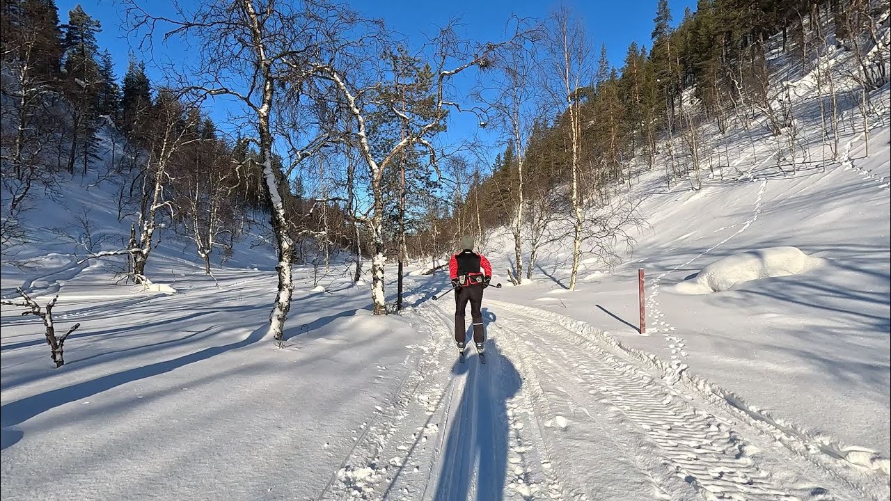 Saariselkä Kulmakurun erämaalatu. Pitkä laskettelu kurunpohjalla
