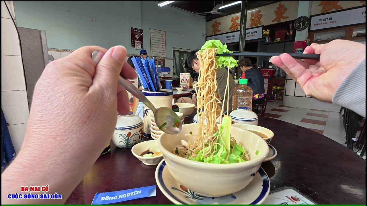 POV: VIỆT KIỀU GHÉ TIỆM CƠM GÀ ĐÔNG NGUYÊN CHỢ LỚN ĂN TÔ MÌ ĐÔNG HỶ 95K + MÌ BẠCH NGỌC 49K CHO BIẾT