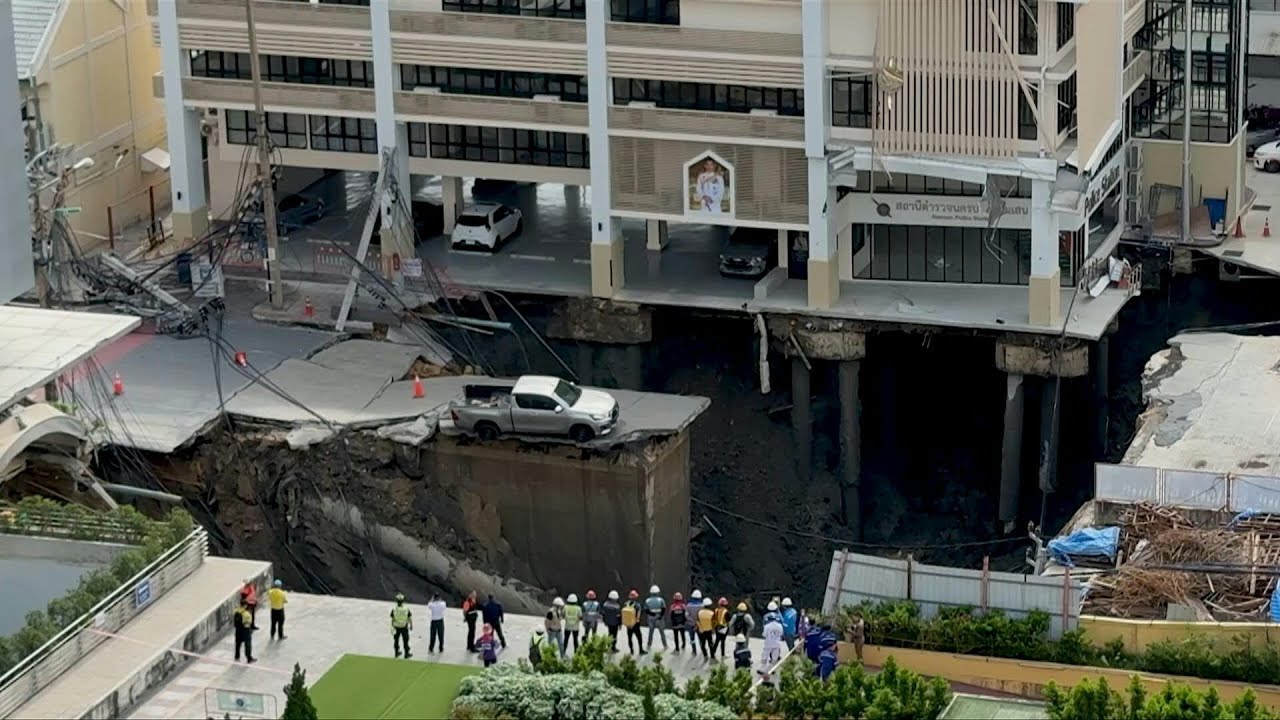 Enorme buraco em rua de Bangcoc força retirada de pessoas | AFP