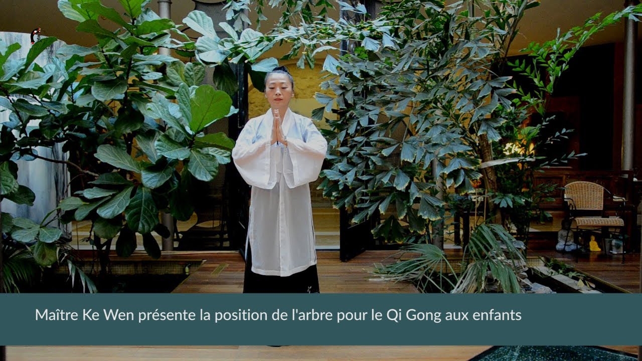 Maître Ke Wen présente la position de l'arbre du Qi Gong pour enfants