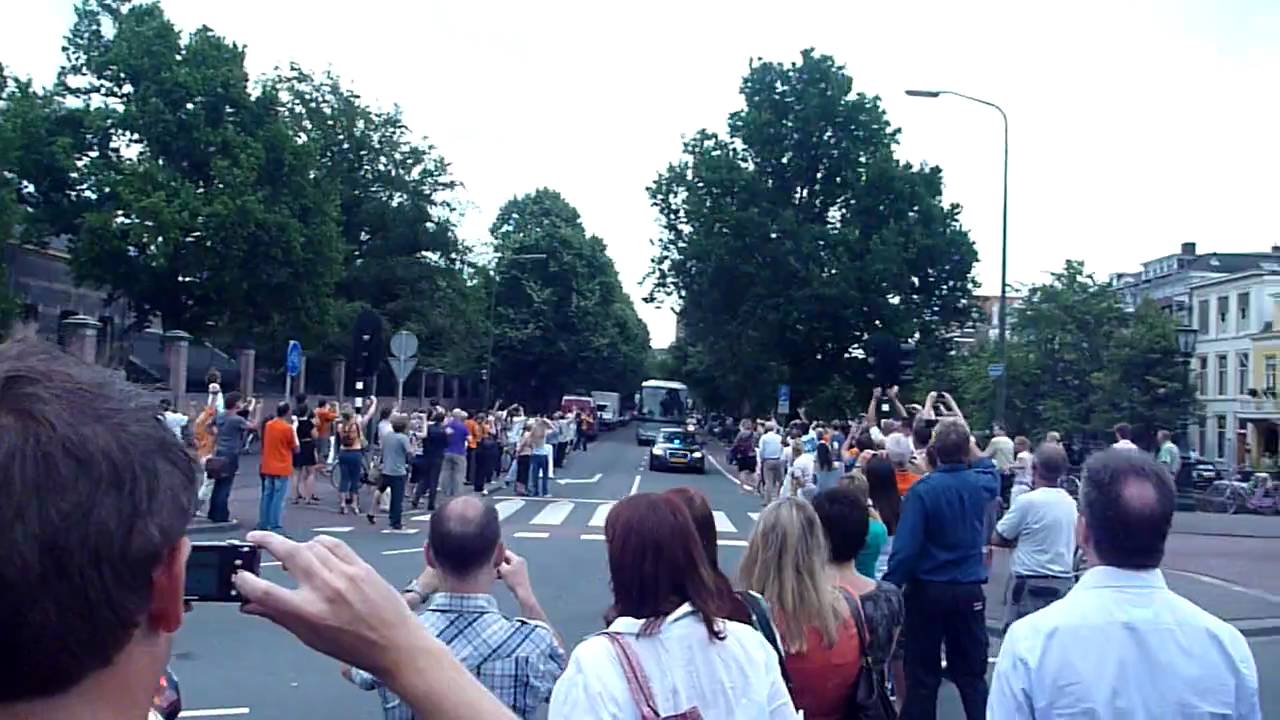 Nederlands Elftal van WK 2010 rijdt weg bij Paleis Noordeinde.