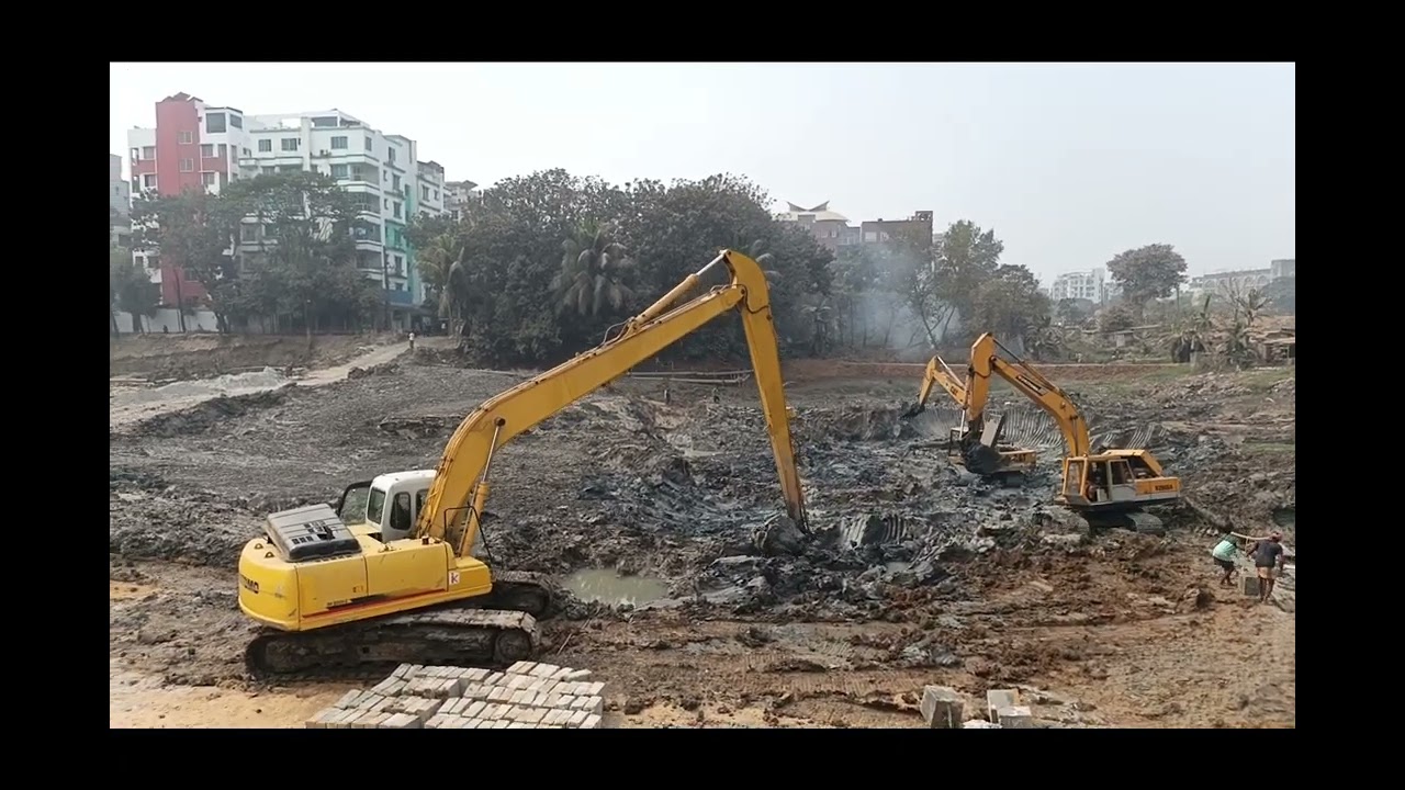 বেকু দিয়ে মাটি কাটা হয়। 