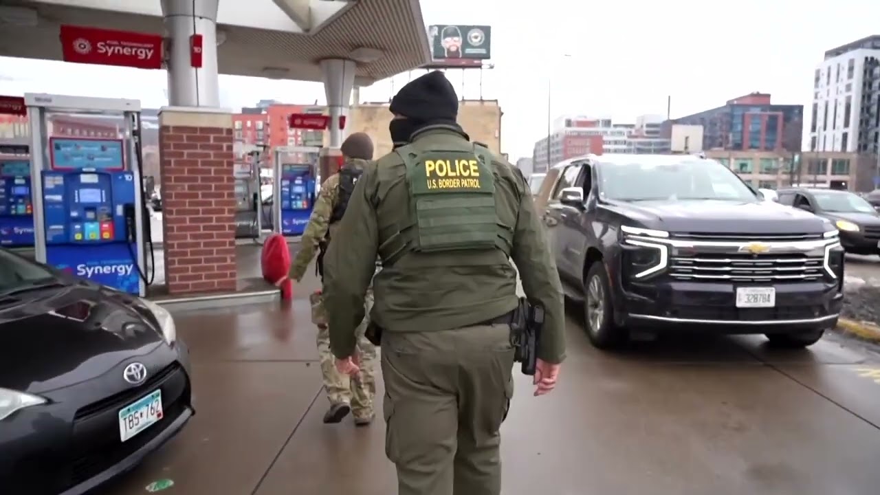 Трамп угрожает разместить агентов ICE в аэропортах из-за тупиковой ситуации с финансированием.