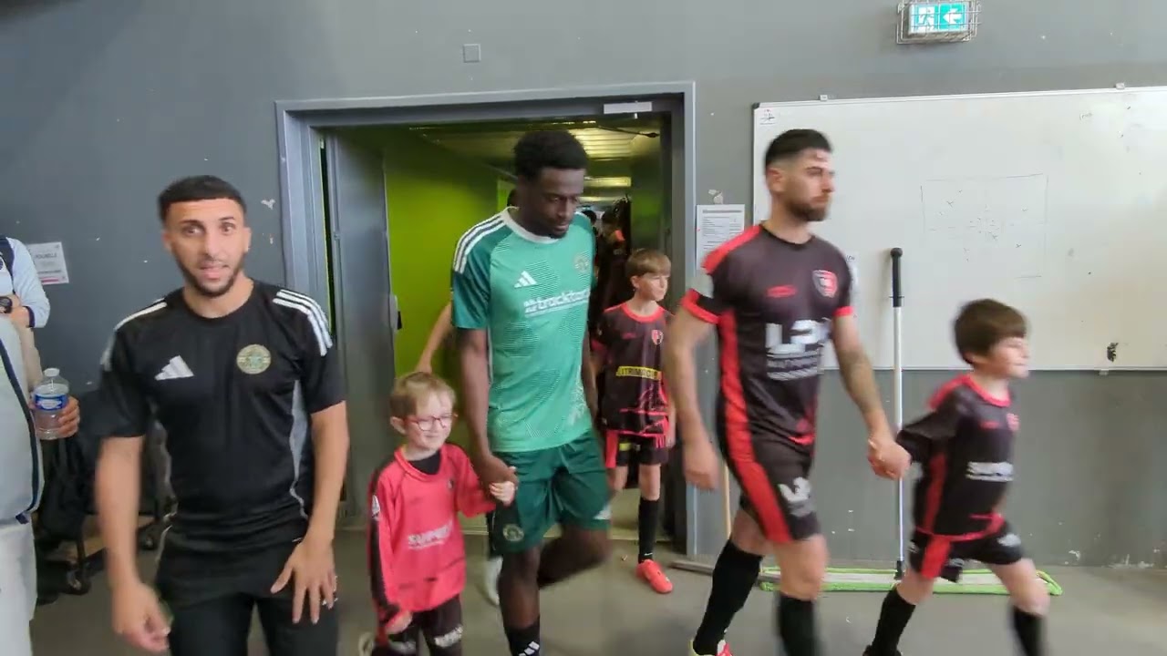 L'entrée des joueurs entre Plougastel FC (R1) et Paris Acasa (D1)