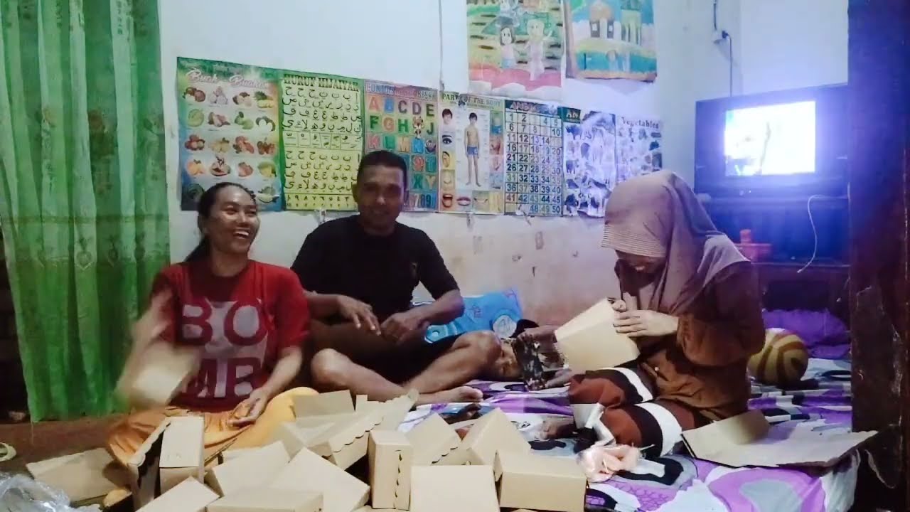 Lipat kotak kue bersama keluarga